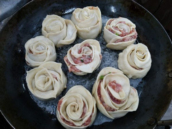 熱鍋後，油煎至底部定型，然後加入熱水，蓋鍋蓋，小火悶熟。