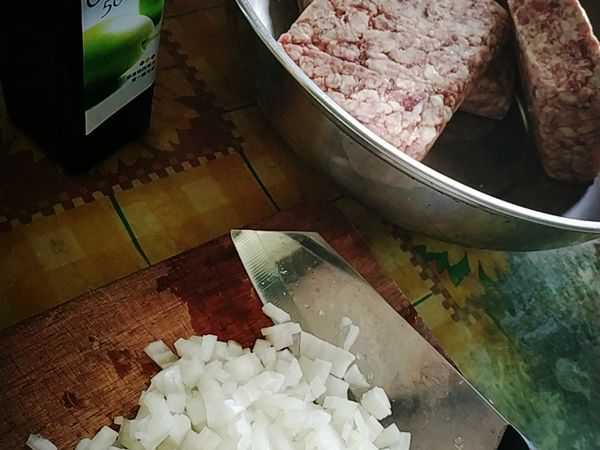 洋蔥切碎末，依序放入混料(蛋-鹽巴-紅椒粉-太白粉-黑胡椒-洋蔥-橄欖油)混合反覆拍打(黏性)均勻再放入麵包粉混合均勻，取適量拍打揉捏成適當漢堡排形狀大小備用。