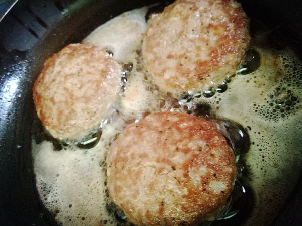 中火熱鍋放入奶油塊，均勻融化後轉小火放入漢堡排煎2～3mins表面上色後翻面在煎2～3mins(翻面後邊煎邊表面淋奶油，有助於內裡熟度)最後在翻面一次煎約2分鐘起鍋備用。