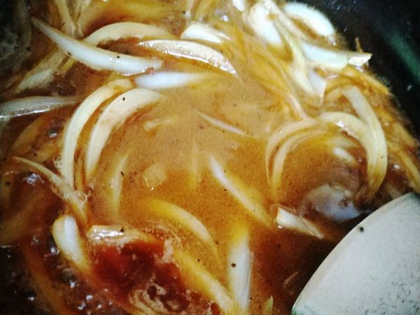 轉中火用餘下的奶油放入洋蔥炒熟，在放入醬油-黑胡椒-砂糖-水繼續炒至洋蔥入味。