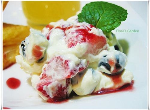 打發鮮奶油
加入藍莓和草莓