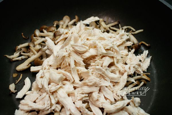 倒入備妥的水煮雞絲，關爐火。
水煮雞絲做法請見：https://icook.tw/recipes/253913