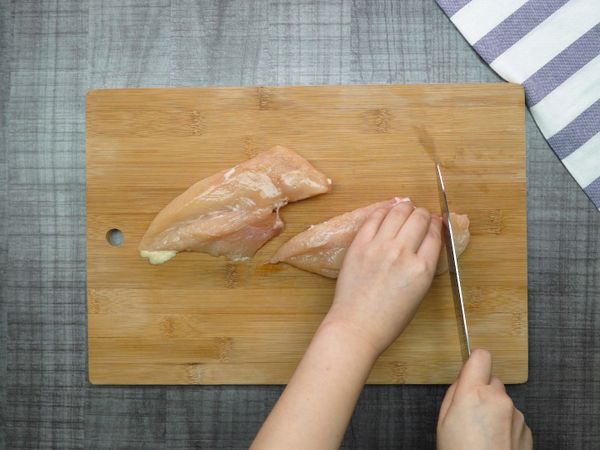 將雞胸肉冷凍約半小時呈半結凍狀態，再切成小塊。