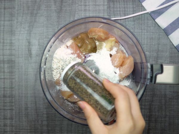 調理機倒入雞胸肉、玉米粉、低筋麵粉、胡椒鹽、味醂、砂糖、蛋白、黑胡椒，打成漿狀。