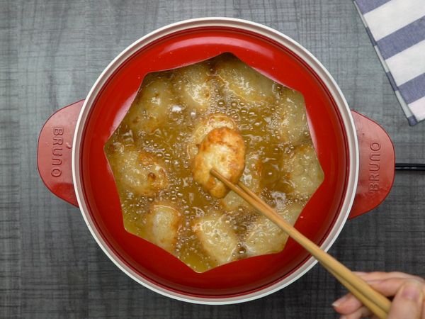 準備一油鍋，放入雞塊，炸至兩面金黃。