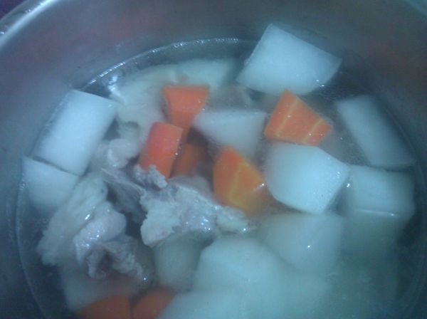 因為在煮前有先思考過，如果可以節省洗鍋子的時間，將可縮短整個烹飪時間，因此我先處理配湯
1.將[配湯]的紅白蘿蔔切滾刀塊，豬排骨洗乾淨用熱水川燙過後，血色不見以後再用開水沖乾淨，一起放入鍋中，放到電鍋
2.外鍋用一杯水(記得把電鍋按下去，不然就白做工了)