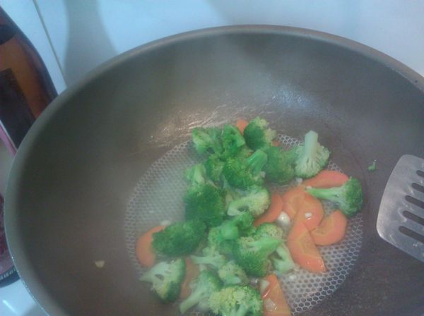 準備到這裡湯應該已經跳起來了，就把湯倒置湯鍋中，等等再繼續加熱。然後放入一杯米，煮飯囉！
接著開始煮我們的菜餚囉，因為要節省時間，所以我們從蔬菜開始煮起，先起一鍋水煮滾後將花椰菜放入，另一鍋放入橄欖油蒜頭爆香後，將紅蘿蔔片放入翻炒幾下，紅蘿蔔半熟以後，將花椰菜放入，加入少許剛剛燙花椰菜的水，然後少許鹽，蓋鍋悶一下，大約3分鐘[清炒花椰菜]就完成囉！