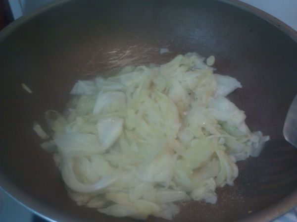 接下來[蒜香高麗菜] ，將剛那鍋紙巾將水擦乾，然後放入橄欖油蒜頭爆香後，將高麗菜放入，翻炒幾下以後加入剛剛燙花椰菜的水，少許鹽，用鍋蓋悶一下，約3分鐘就好囉！想要軟一點就再悶久一點。[蒜香高麗菜] 就完成囉！