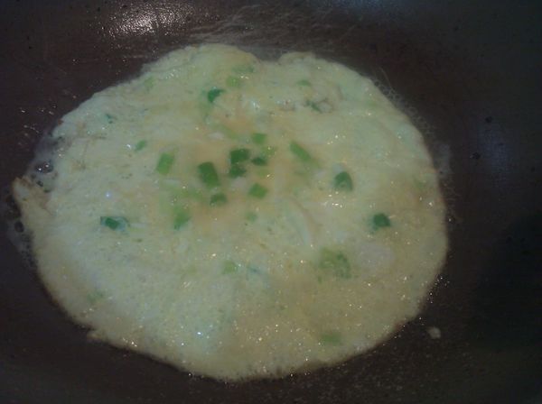 [蔥蛋]將兩顆蛋打散，加入少許鹽，青蔥碎加入打散，倒入少許油，用煎匙將油均勻分散在鍋面呈圓形狀，倒入蛋液，在底面微焦（恰恰）的時候翻面，等到另一面也恰恰的時候，[蔥蛋]就完成囉！！
此時，別忘了你的湯，把它放到另一個鍋爐開小火加熱讓他繼續滾。