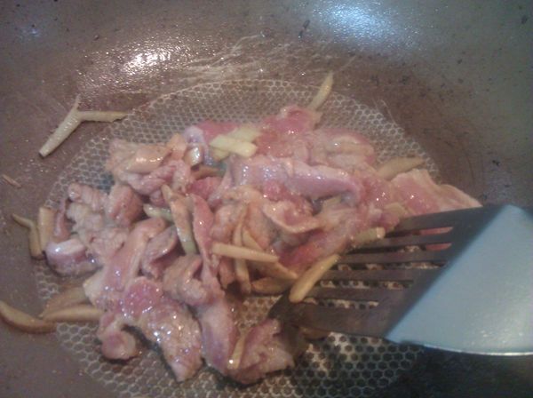 [薑汁燒肉] 起油鍋，將切段的少許薑片放入爆香，喜歡薑多一點的就多放一點吧！！薑味跑出來以後，放入腌好的豬肉片，然後翻炒幾下，鍋邊倒入少許米酒，然後豬肉快熟時將剛剛的[薑汁燒肉醃料] 剩下的汁倒入，大火收汁！下飯到不行的[薑汁燒肉] 就完成囉！！