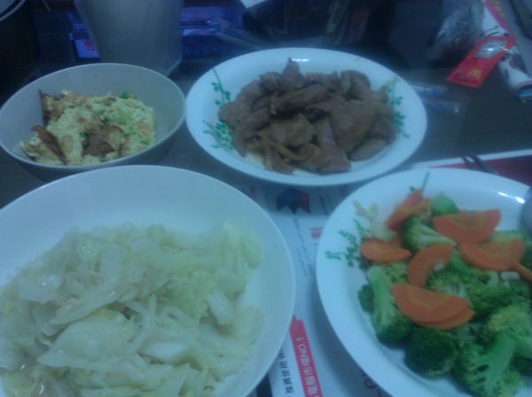 此時飯也好了，盛好以後，菜都擺好以後，將[配湯]放入少許鹽，大火滾一下以後，就可以跟著上桌，然後美味又健康的晚餐就完成囉！！