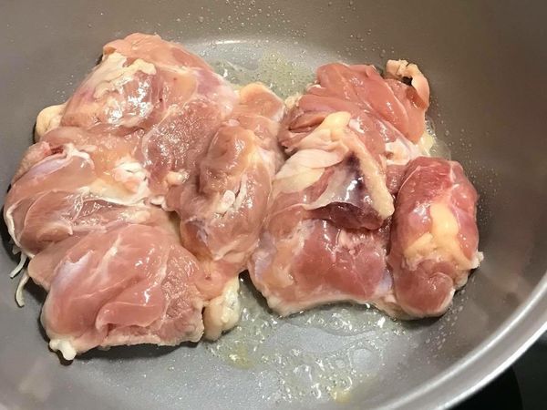 雞皮朝下，不放油煎至稍微金黃，翻面煎30秒。（此步驟可讓雞皮與雞肉悶煮時不易分離）