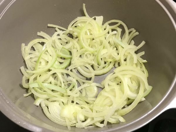 利用步驟1煎出的雞油炒洋蔥，小火拌炒5分鐘，洋蔥呈現透明狀。