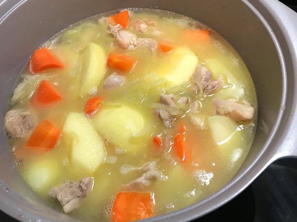 加水至蓋過所有食材。水滾後轉中小火燉煮15～20分鐘。（燉煮期間可掀蓋攪拌一下，以免馬鈴薯黏鍋底燒焦）