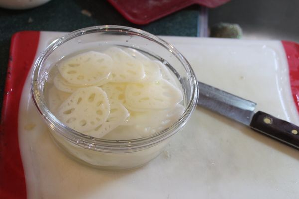 切好的蓮藕片可以泡在醋水中防止變色。