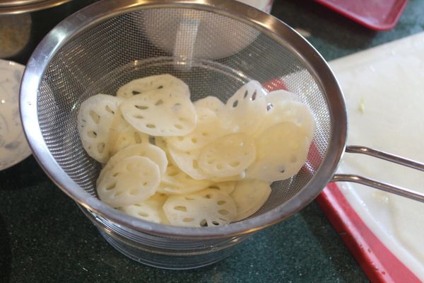 濾乾水份備用。