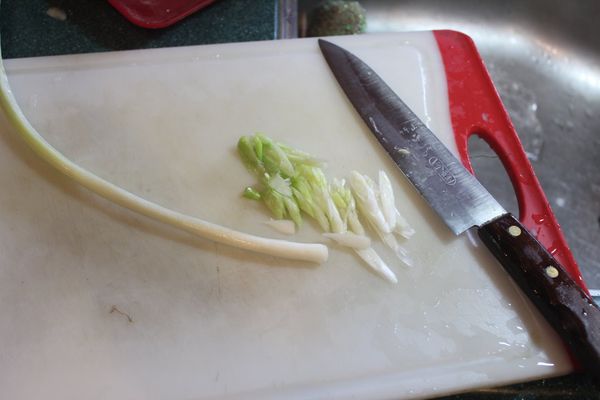 將蔥白斜切成小薄片。