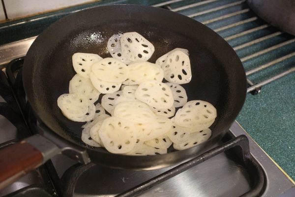 炒鍋放入橄欖油，將蓮藕片炒至稍稍變透明。