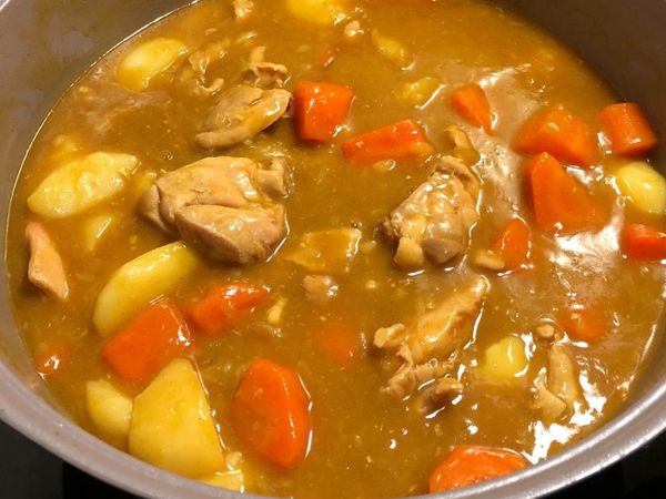 燉煮至筷子可穿過馬鈴薯紅蘿蔔後，加入咖喱塊，小火攪拌5分鐘完成。