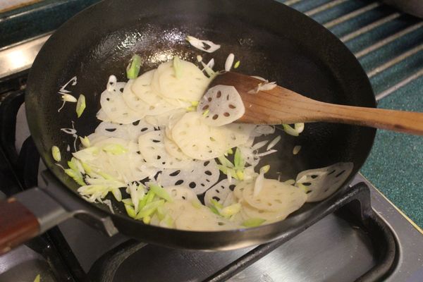 放入蔥片一起拌炒。