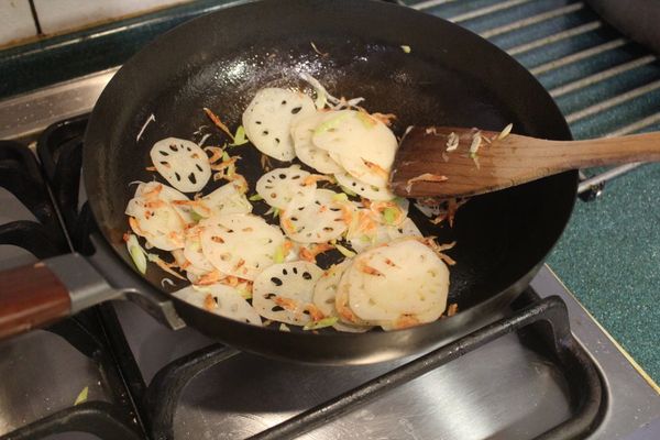 加入櫻花蝦，稍稍炒一下，炒出香氣。