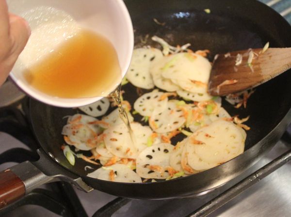 倒入醬油、味醂、酒、白醋、糖混合的醬汁。