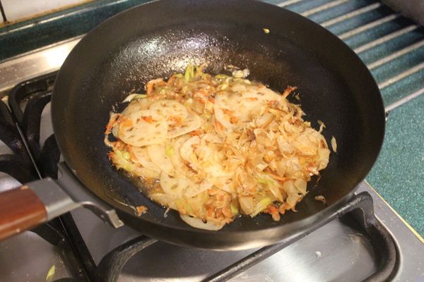 收汁後，加入一些柴魚薄片，拌一下就可起鍋。