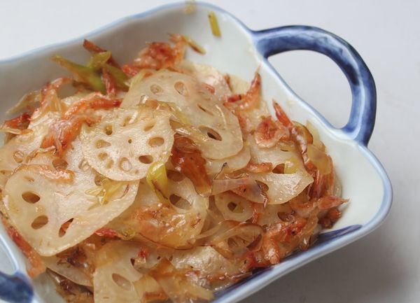 蓮藕片脆脆有口感，沾滿微甜入味的醬汁和櫻花蝦、柴魚的鮮味，好吃極了，配飯下酒都合適。這菜溫熱吃或冷藏再吃都好吃！