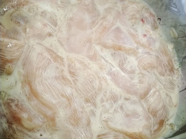 將切好的雞胸肉放入容器，依序放入適量的鹽巴/胡椒粉/優格拌勻蓋上保鮮膜靜置30mins。