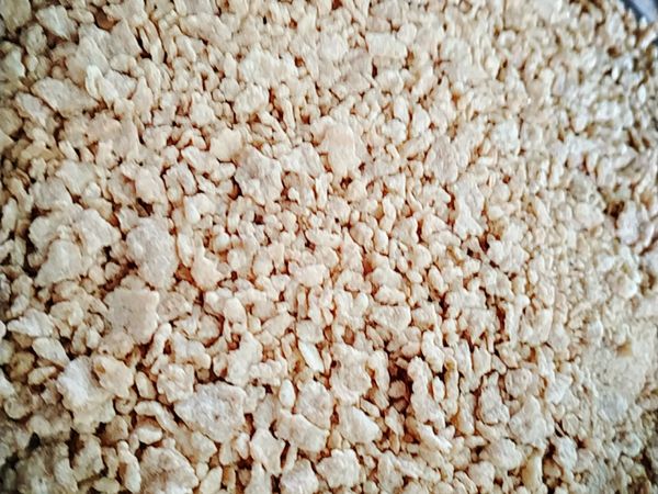 將早餐麥片用器具壓碎，放入容器備用。