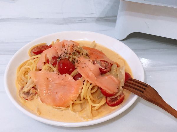 適量加入義大利香料、燻鮭魚擺盤。
📌煮之前可先將燻鮭魚從冷凍庫拿出來退冰