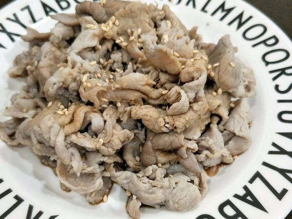 裝盤後淋上少許清醬油佐味及最後灑上白芝麻即完成