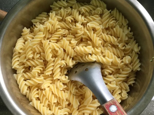 水滾後將義大利麵煮開，撈起放著