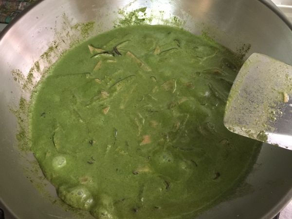 把配料大火爆香後，將青醬倒入，並加一碗水（可用鮮奶）