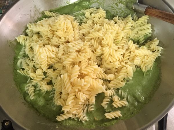 醬汁滾後加入義大利麵攪拌