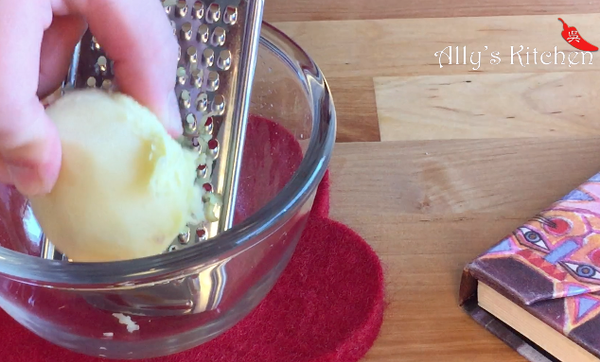 薑去皮後，刨出薑汁