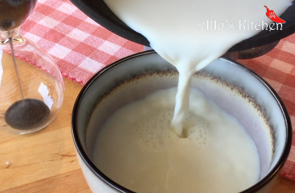 各倒入一半的牛奶