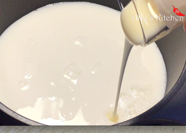 倒入煉乳於牛奶內，加熱，要一直攪拌。用中火。