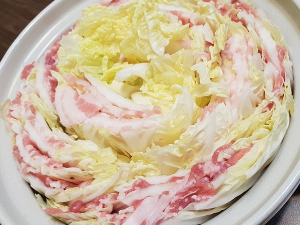 將白菜肉片排列整齊切成鍋具能排列的大小