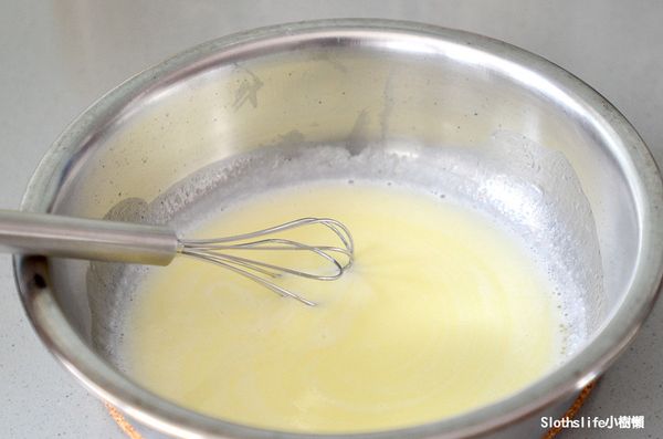 牛奶與室溫軟化奶油混合隔水加熱攪拌均勻