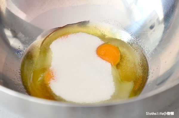雞蛋、砂糖入鋼盆，盆外再放一盆熱水，用電動攪拌器打發
