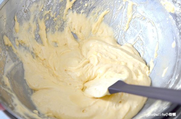 加入過篩的低筋麵粉快速翻拌均勻