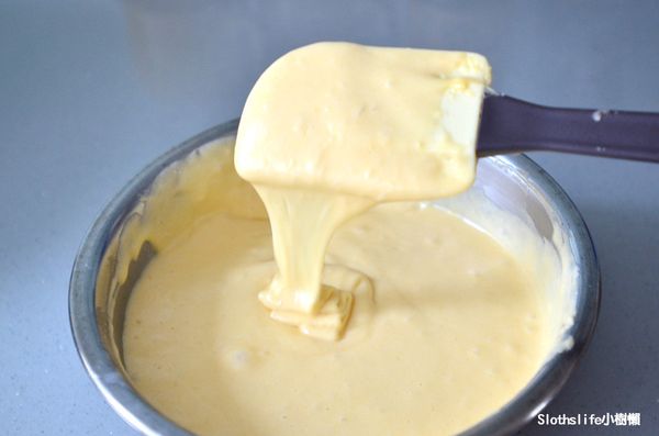 將麵湖分次倒入步驟1的奶油液裡攪拌均勻