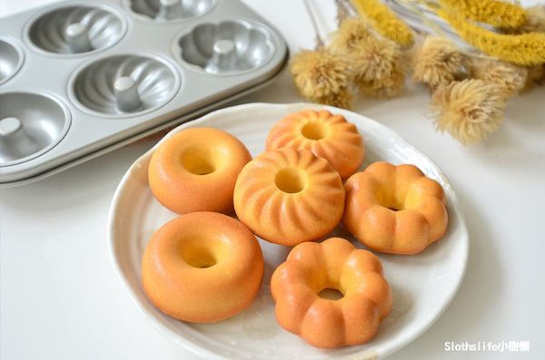 待烤箱取出後放2分鐘即可脫模~
此食譜可做約8-9個甜甜圈2.5吋的甜甜圈
可以沾上巧克力外衣、裝飾糖珠或者直接吃也很好吃
2個甜甜圈約使用50克巧克力磚