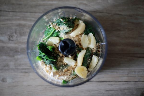 將川燙好的菠菜葉、蒜頭、堅果、植物油、鹽與黑胡椒放入食物條理機中攪打成醬。