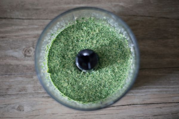 顏色翠綠的菠菜青醬就完成囉，用來當抹醬或當做料理食的調味醬都很方便。