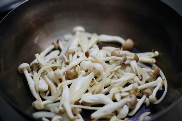 取一炒鍋，鍋中放入一大匙食用油，將洋蔥絲、好菇道的鴻喜菇與雪白菇炒軟。