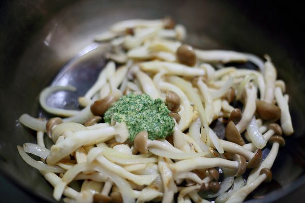 接著加入一大匙菠菜青醬與白酒調味翻炒即可。