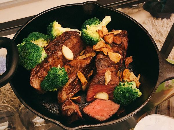 1、牛小排、蒜頭仁切片後一起用中火煎至表面熟透後移至烤箱200度慢烤
2、將花椰菜水煮川燙後撈起
3、擺盤、並依個人喜好沾點玫瑰鹽/黑胡椒醬