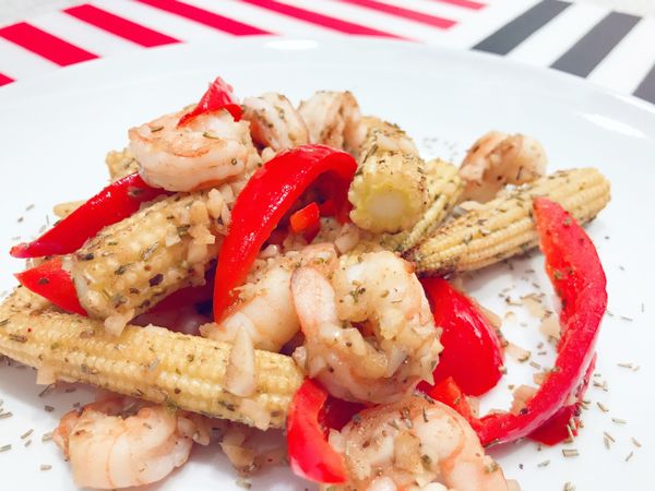 接著加入蝦仁、紅甜椒及所有調味料，大火快炒至蝦仁全熟（約30秒就好了），撒下蒜末，起鍋享用。